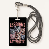 Lesbiennes Eten Wat Grappige Kat Lesbische LGBTQ P Badge (Voorkant met draagriem)