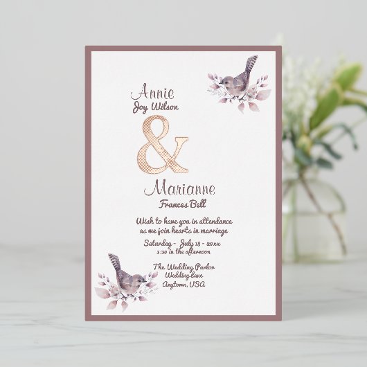 Lesbisch Paar Dusty Bourgondië Roos Goud Ampersand Folie Uitnodiging (Staand Voorkant)