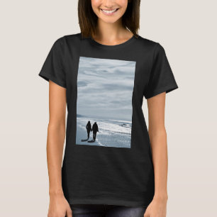 Lesbisch paar loopt naast elkaar op een zandstrand t-shirt