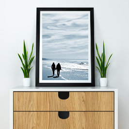 Lesbisch stel loopt zij aan zij op een zandstrand poster