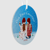 Lesbische echtpaar Mrs. & Mrs. eerste kerstfeest P Ornament (voorkant)