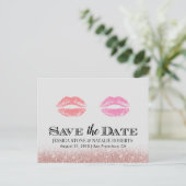 Lesbische Gay Wedding Dubbele Kusjes Save the Date Aankondigingskaart (Staand voorkant)