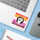 Lesbische geschilderde protestvlag sticker (Laptop met iPhone)