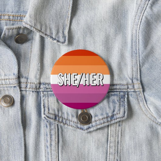 Lesbische LGBTQ Queer Pride Pronoun Button (In situ)