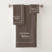Lesbische Passen getrouwd Mrs. & Mrs. Personalized Bad Handdoek (Insitu)