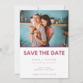Lesbische Trouwfoto Roze Moderne Foto Save the Dat Aankondiging (Voorkant)