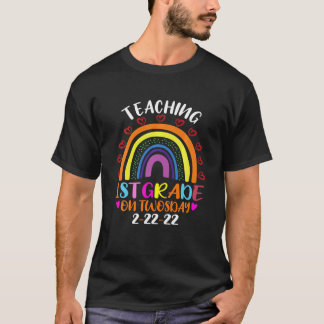 Lesgeven aan de 1e klas op Twosday 22-02-2022 Grap T-shirt