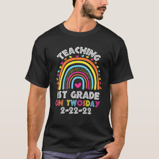 Lesgeven aan de 1e klas op Twosday 2/22/2022 Grapp T-shirt