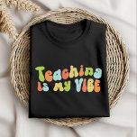 Lesgeven is mijn vibe-T-shirt, groovy teacher T-shirt<br><div class="desc">Groovy 'Teaching is my vibe' T-shirt. Het is een fantastisch cadeau voor leerkrachten.</div>