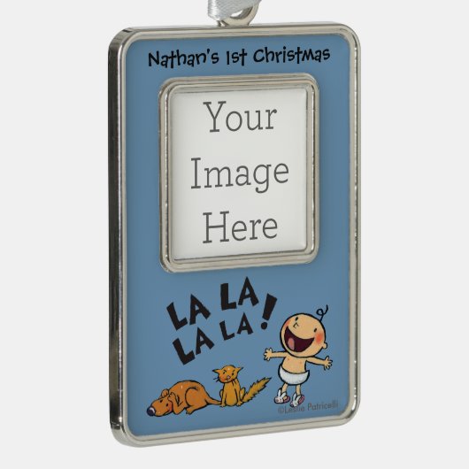 Leslie Patricelli Singing Baby met Bunny Slippers Verzilverd Omlijst Ornament (Rechts)