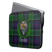 Leslie Scottish Clan Tartan and Crest Laptop Sleeve (Voorkant Links)