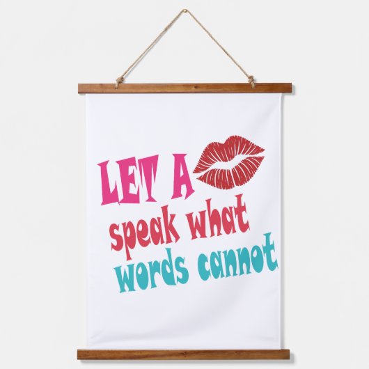 Let a kiss speak what words cannotT-Shirt Hangend Wandkleed (Voorkant)