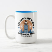 Let Faith Shine Bright: het thema van de winter Tweekleurige Koffiemok (Links)