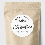 Let Love Brew Wedding Tea Favor Ronde Sticker<br><div class="desc">Op maat ontworpen trouwthee is gunstig voor stickers met "laat de liefde brouwen" een modern rustig zwart-wit design.</div>