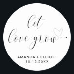 Let Love Grow Black and White Typography Wedding Ronde Sticker<br><div class="desc">Typografische bruiloft begunstigt stickers met de boodschap "Let Love Grow" in zwarte kalligrafie met een hartslag aan het einde, en uw namen en datum hieronder, op een witte achtergrond. De eenvoudige en minimale lay-out en veel open ruimte geven dit ontwerp een modern gevoel en de kalligrafie en het hart geven...</div>