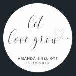 Let Love Grow Black and White Typography Wedding Ronde Sticker<br><div class="desc">Typografische bruiloft begunstigt stickers met de boodschap "Let Love Grow" in zwarte kalligrafie met een hartslag aan het einde, en uw namen en datum hieronder, op een witte achtergrond. De eenvoudige en minimale lay-out en veel open ruimte geven dit ontwerp een modern gevoel en de kalligrafie en het hart geven...</div>