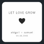 Let Love Grow Modern Black and White Wedding Favor Vierkante Sticker<br><div class="desc">Moderne bruiloft begunstigt stickers met een minimaal design met de boodschap "Let Love Grow" met een hart en uw namen en datum in zwart-wit, op een witte achtergrond. De doopvonten en achtergrondkleuren kunnen in om het even welke kleuren worden veranderd u wenst. Deze eenvoudige, hedendaagse stickers zijn ideaal voor het...</div>