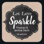 Let Love Sparkle Rustic Chalkboard Kraft Wedding Vierkante Sticker<br><div class="desc">Als je van plan bent om een sparkler af te sturen nadat je klaar bent met het vieren van je plattelands bruiloft met vrienden en familie, dan kan deze sticker op je sprankelaar worden geplaatst met een gewone papieren rug. Op deze trouwbonsticker staat "Let Love Sparkle" en het ontwerp heeft...</div>