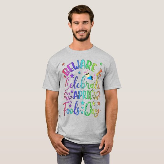 Let op dat ik feestdag Unisex van april vieren T-shirt (Voorkant volledig)