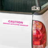 Let op, driver die Makeup toepast Bumpersticker (Op Truck)