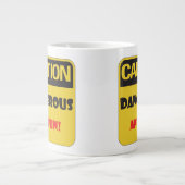 Let op - Gevaarlijk en leuk! Grote Koffiekop (Voorkant)
