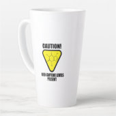 Let op! Hoog cafeïnegehalte Latte Mok (Linkerhoek)