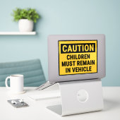 Let op: kinderen moeten in het voertuig blijven sticker (Laptop op bureau)
