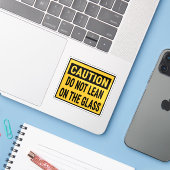 Let op: leun niet op het glas sticker (Laptop met iPhone)