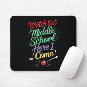 Let op, middelbare school, daar kom ik aan school muismat