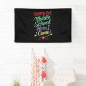 Let op, middelbare school, daar kom ik aan school spandoek (Insitu)