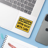 Let op: Open de deur met zorg Sticker (Laptop met iPhone)