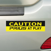 Let op: Prius bij Play Bumpersticker (Op auto)