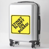Let op Stinky Slinky aan boord! Sticker (Koffer)