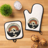 Let’s Get Lost Retro Mountain Adventure Outdoor Ovenwant & Pannenlap Set (Top down)