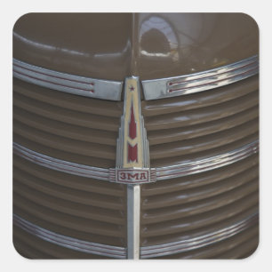Letland, Riga, Riga Automuseum, motorkapversiering Vierkante Sticker