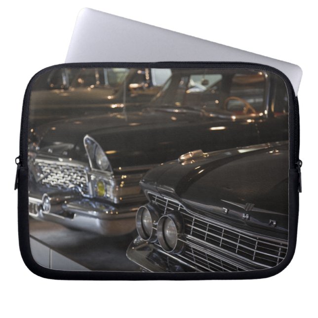 Letland, Riga, Riga Motor Museum, auto's van de Laptop Sleeve (Voorkant)
