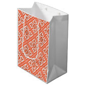 Letlands patroon medium cadeauzakje (Voorkant Gekanteld)