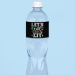 Let's Get Lit Christmas Party Funny - Kerstlicht Waterfles Etiket<br><div class="desc">Kom in de feestelijke sfeer met ons 'Let's Get Lit Christmas Party Funny - Xmas Light' ontwerp! Perfect voor het toevoegen van wat humor aan uw vakantiefeesten, dit speelse ontwerp heeft levendige kerstverlichting en een geestige zin die elke bijeenkomst zal verlichten. Of je nu een kerstfeest organiseert, een lelijk truitjesevenement...</div>