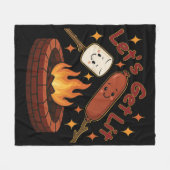 Let's Get Lit Firepit - Schattigee Marshmallow & H Fleece Deken (Voorkant (Horizontaal))