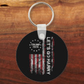 Let's Go Harry Funny Trump 2024 Amerikaanse vlag V Sleutelhanger (Voorkant)