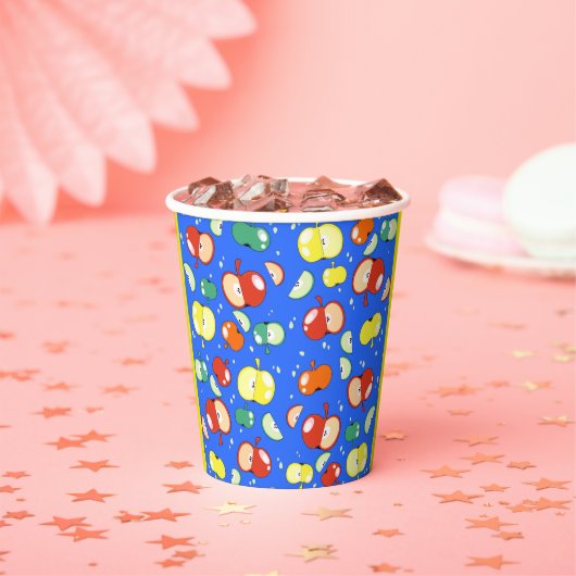 Let's Party Started - Pop Apple op Blauw Papieren Bekers (Insitu)
