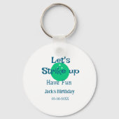 Let's strike up have fun green ball birthday name sleutelhanger (Achterkant)