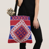 Letse folkkunst rood en blauw geometrisch medaillo tote bag (Dichtbij)