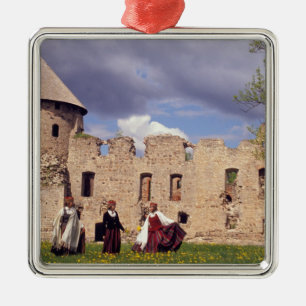 Letse meisjes in traditionele jurk, zingen metalen ornament