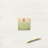 Letter B-houtkorrel op groene beige grunge Post-it® Notes (Op bureau)