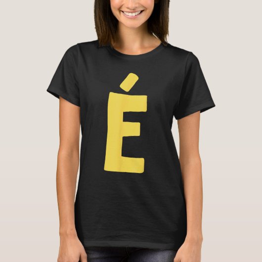 Letter É groot en vet in geel T-shirt (Voorkant)