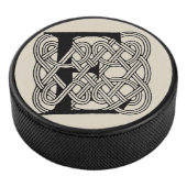Letter E Keltische knoop Monogram Hockey Puck (3/4)