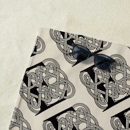 Letter E Keltische knoop  Monogram Strandlaken (In situ)