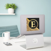 Letter E Monogram Leopard Print Gold en zwart Sticker (Laptop op bureau)