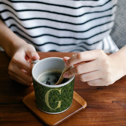 Letter G donkergroen en geel vrijheid Koffiemok